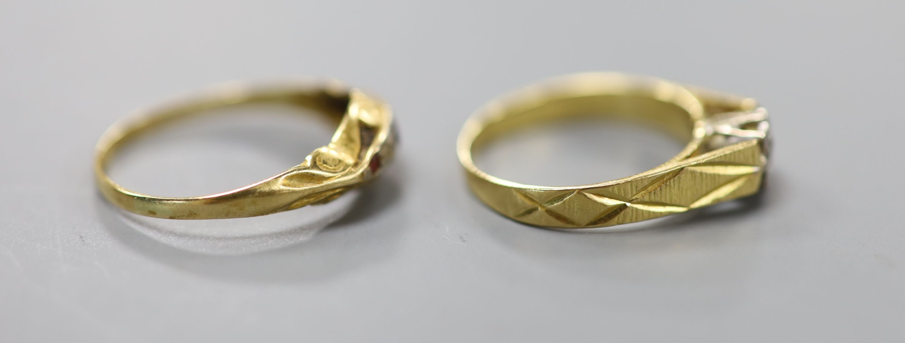 A modern 18ct gold and illusion set diamond ring and one other 18ct and gem set ring, gross weight 4.1 grams.